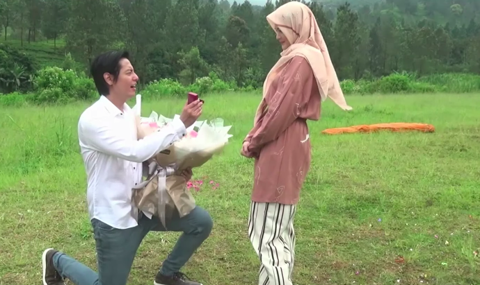 Siap Nikah! 10 Momen Romantis Lamaran Roger Danuarta & Cut Meyriska