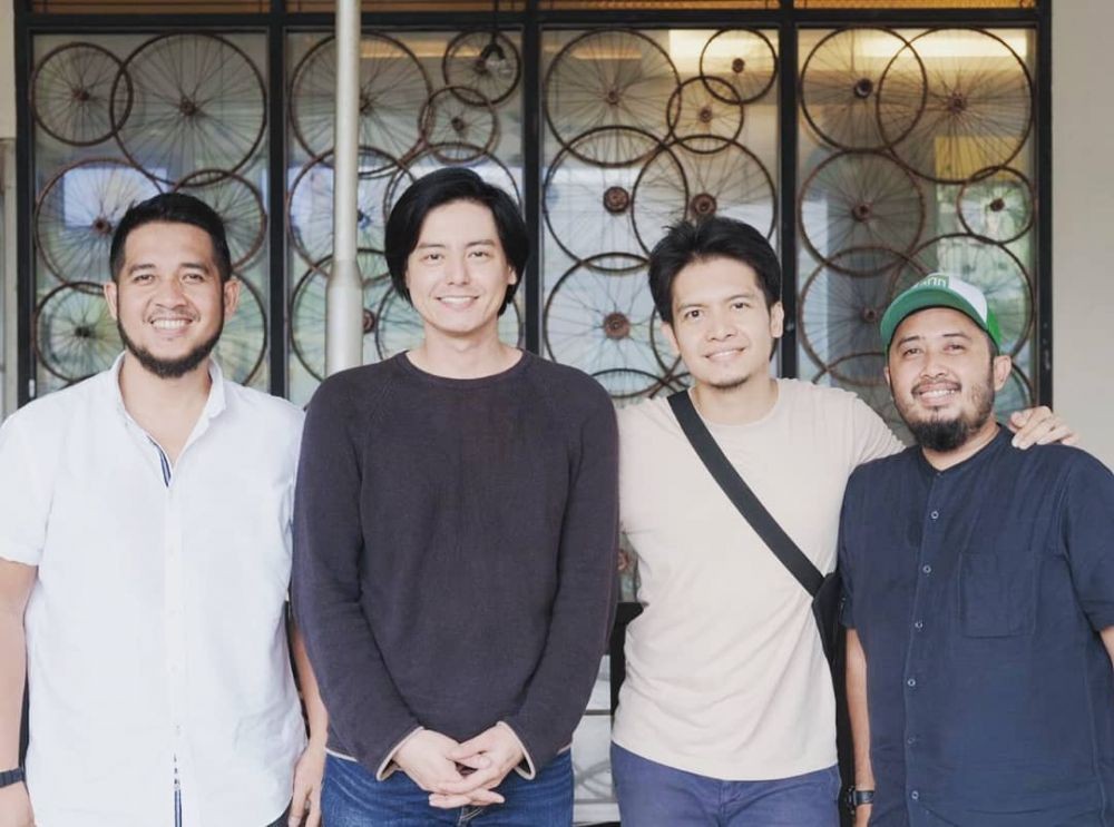 Terpaut 11 Tahun dari Cut Meyriska, 10 Potret Awet Muda Roger Danuarta