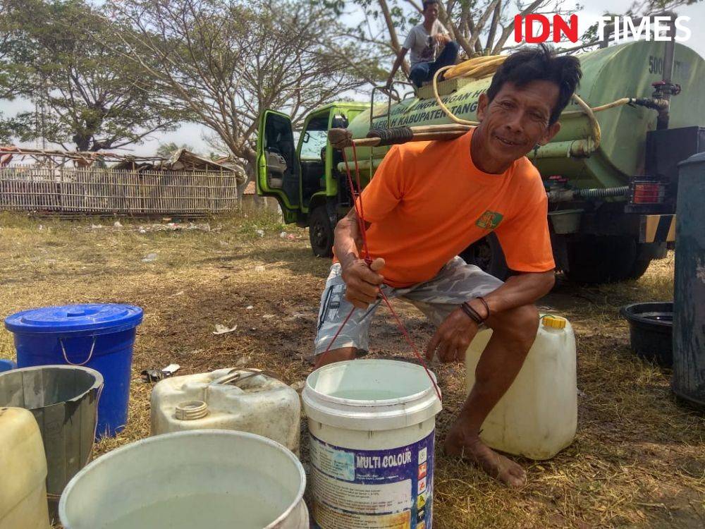 [FOTO] Kekeringan Parah, Warga Tangerang Antre Dapatkan Air Bersih 