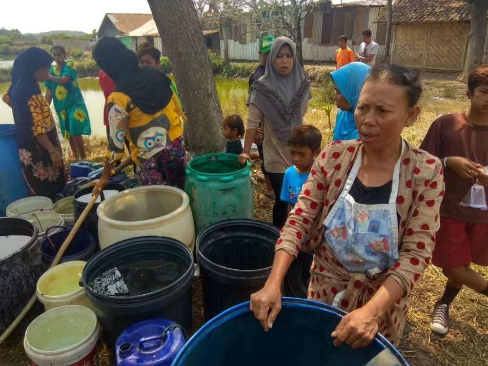 [FOTO] Kekeringan Parah, Warga Tangerang Antre Dapatkan Air Bersih 
