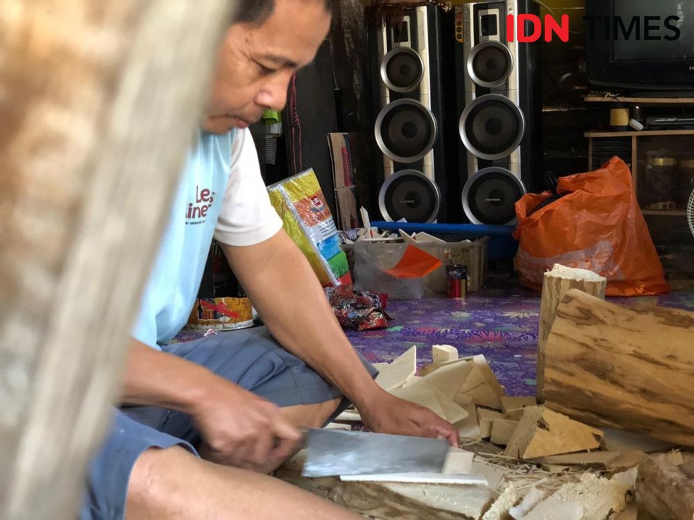 Demi Jaga Tradisi Palembang, Mamad Teruskan Bikin Mainan Telok Abang