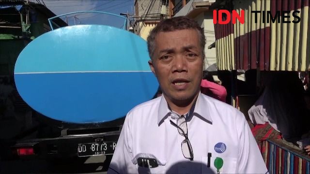Kemarau, Warga Makassar Antre Air Bersih  