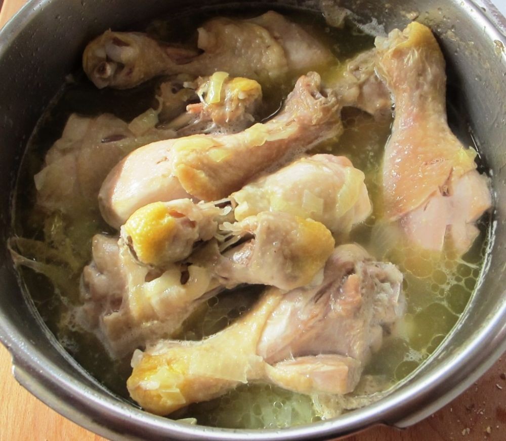 Сколько варить курицу для супа после. Вареные куриные ножки. Куриная голень вареная. Куриная ножка вареная.