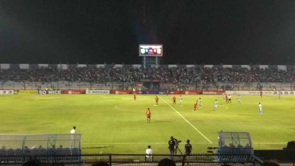 Kecewa Wasit, Pendukung Persela Turun ke Lapangan dan Kepung Stadion