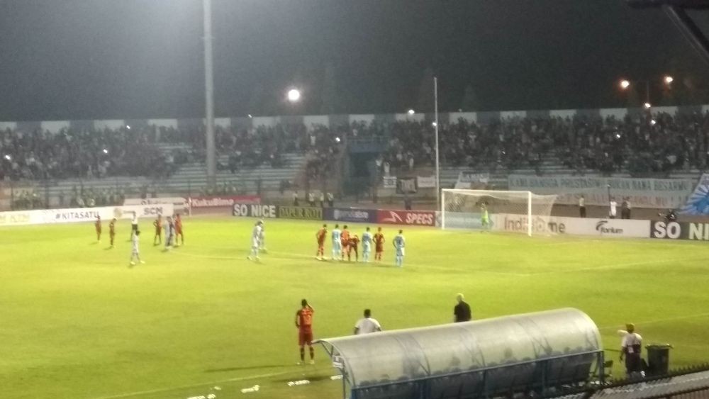 Kecewa Wasit, Pendukung Persela Turun ke Lapangan dan Kepung Stadion