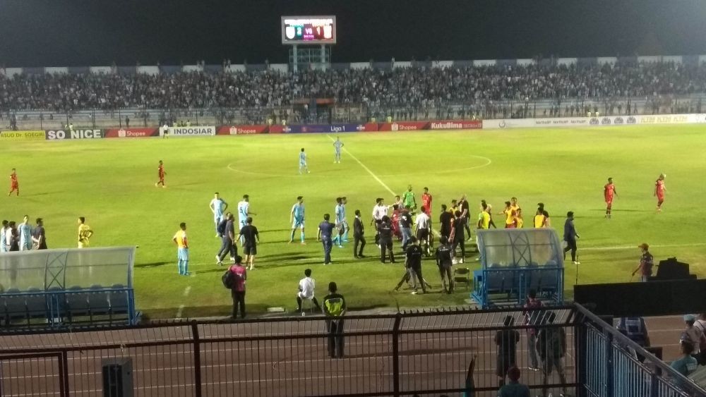 Kecewa Wasit, Pendukung Persela Turun ke Lapangan dan Kepung Stadion