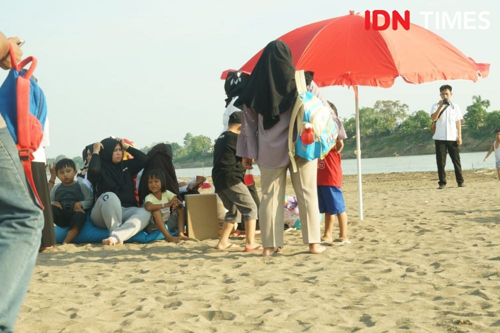 Berasa di Pantai Kuta, Wong Sekayu Nikmati Pesona Bongen Sungai Musi