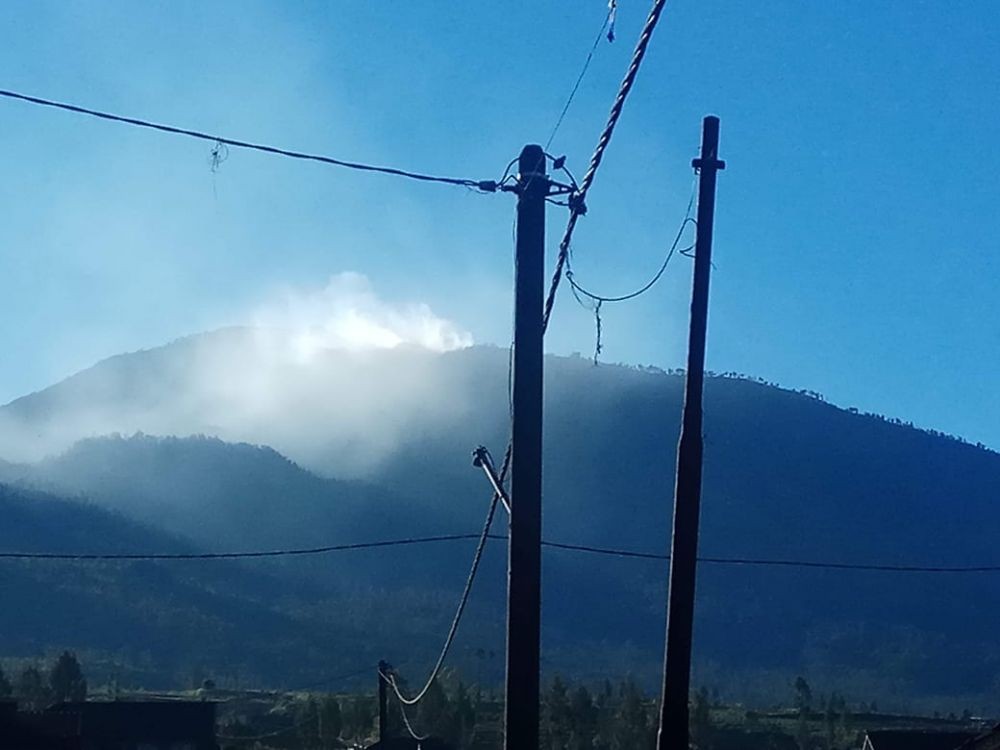 Operasi Heli Water Bombing di Gunung Arjuno Terkendala Anging Kencang