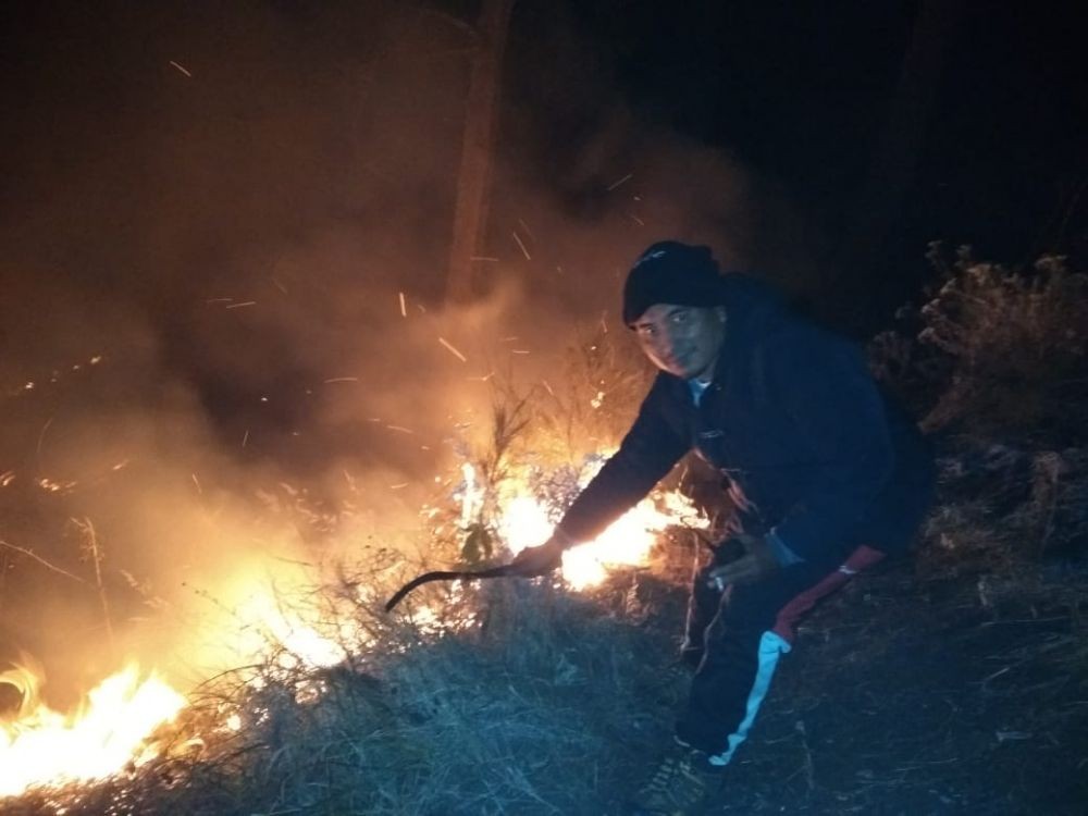 Tim Pemadam Kebakaran Kesulitan Padamkan Api di Gunung Arjuno