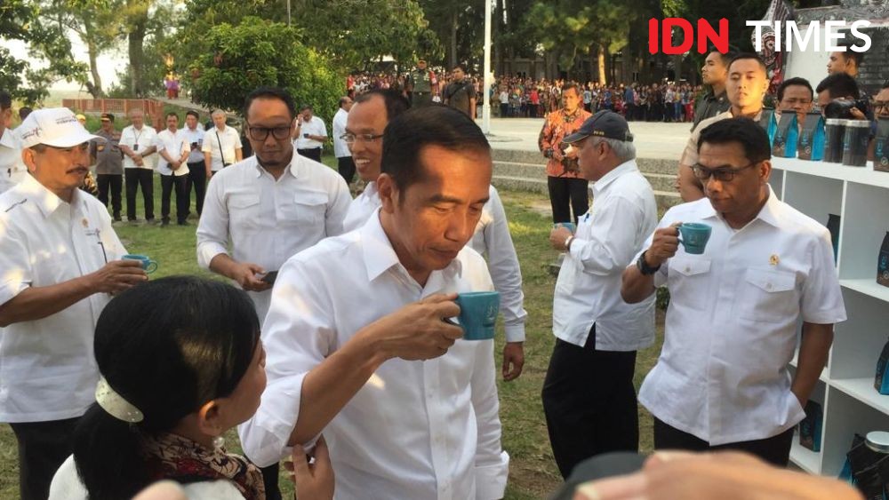Romantisnya Jokowi Secangkir Kopi  Berdua dengan Iriana di Sipinsur 