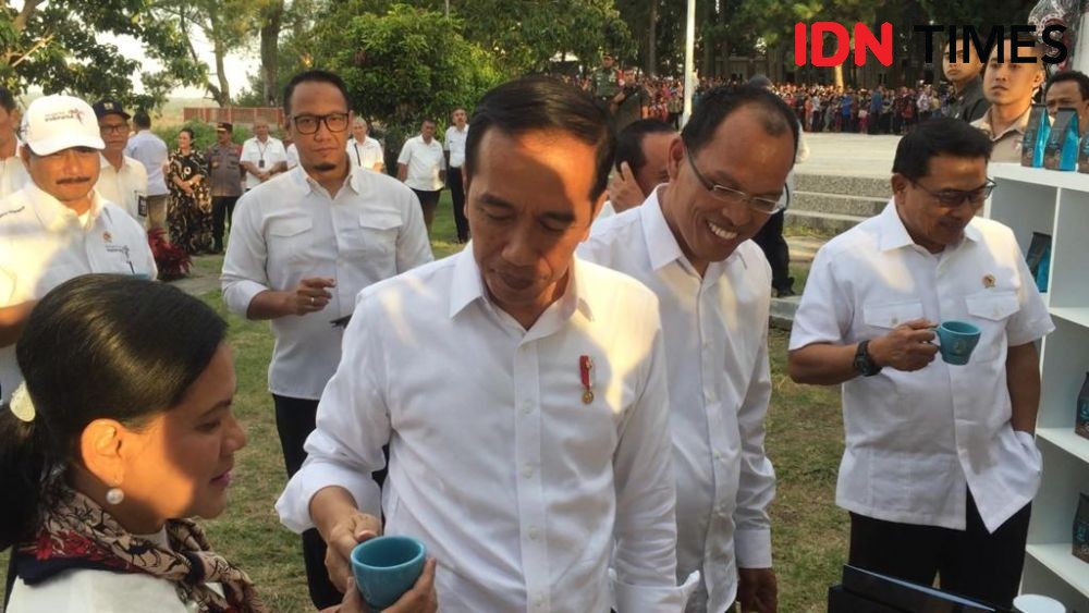Romantisnya Jokowi Secangkir Kopi  Berdua dengan Iriana di Sipinsur 