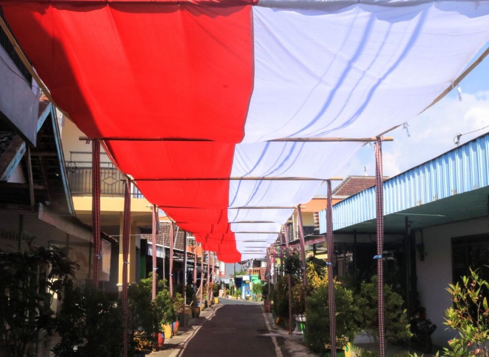 Sambut Hari Kemerdekaan, Warga Jatimulyo Bentangkan Bendera 50 Meter