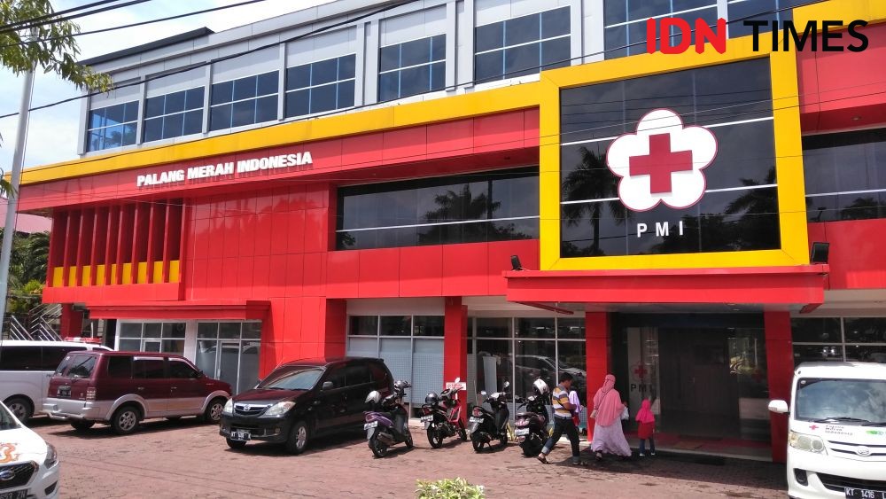 Atasi Kekurangan Pasokan saat Wabah COVID-19, Prajurit TNI Donor Darah