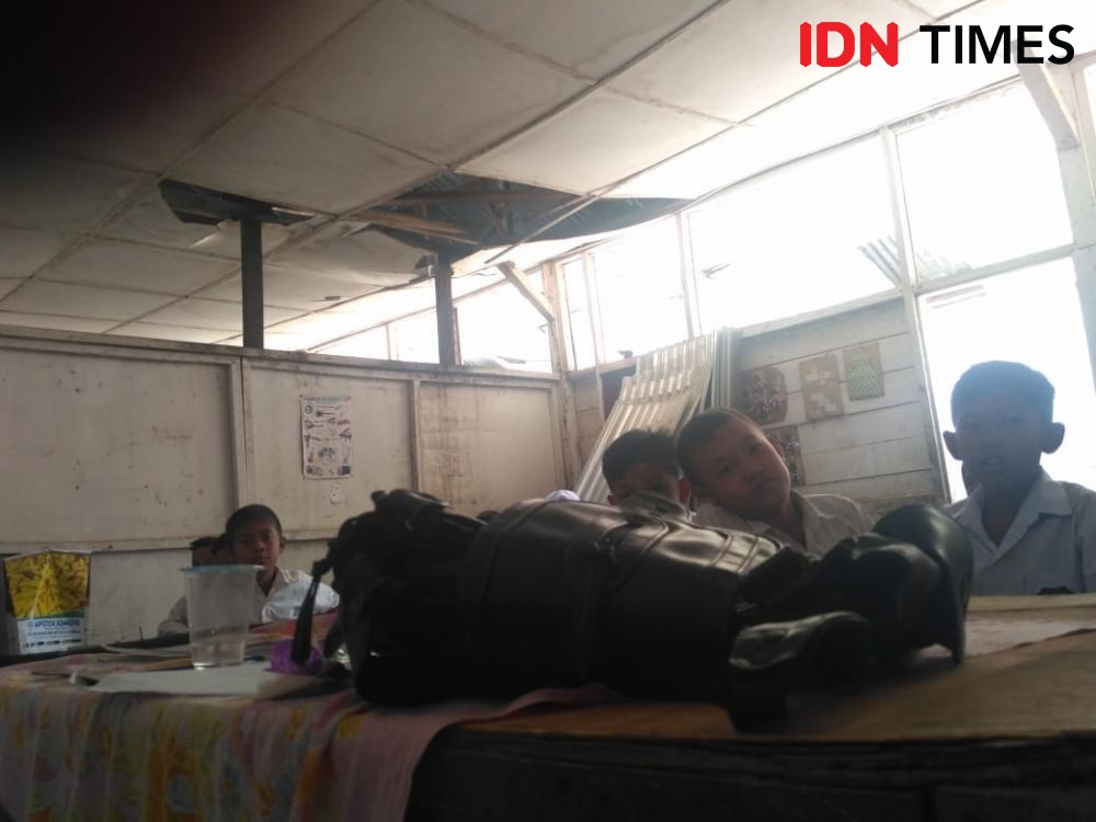 Murid SD di Simalungun Belajar di Bangunan Sekolah yang Memprihatinkan