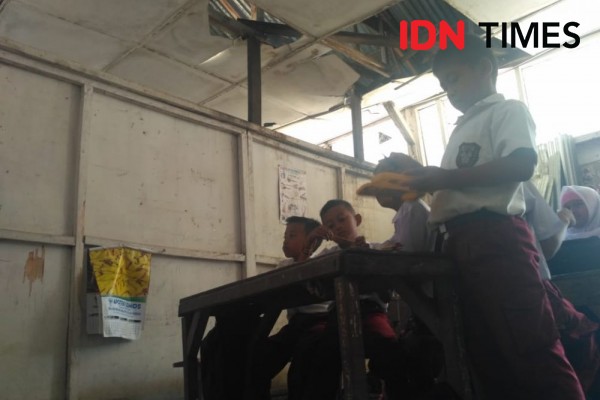 Murid SD di Simalungun Belajar di Bangunan Sekolah yang Memprihatinkan