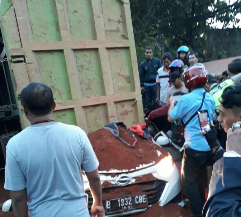 Diduga Mengantuk Truk Tanah Timpa Mobil di Tangerang, 4 Tewas