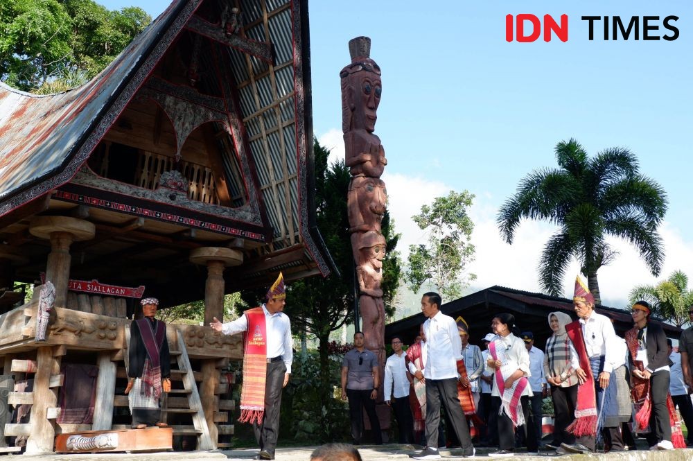 Keliling Danau Toba, 9 Potret Romantisnya Presiden Jokowi & Ibu Negara