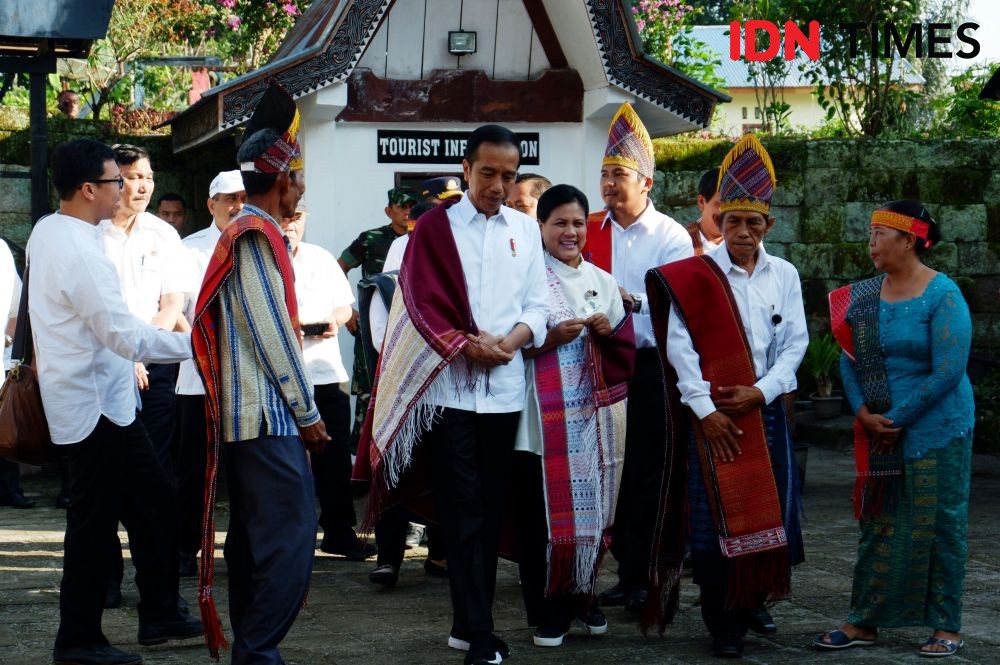 Keliling Danau Toba, 9 Potret Romantisnya Presiden Jokowi & Ibu Negara
