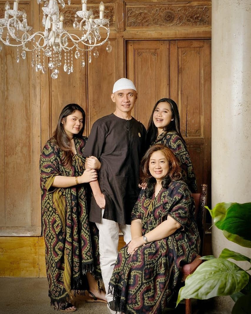 10 Gaya Feby Gaswara, Putri Mendiang Agung Hercules yang Kece Abis