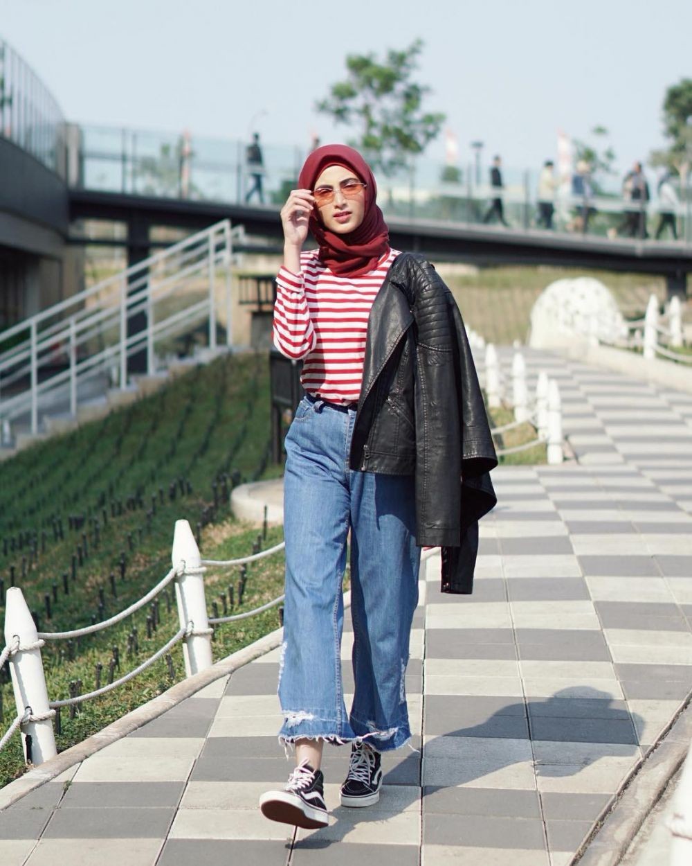 20+ Koleski Terbaru Gaya Foto Ootd Hijab Kekinian