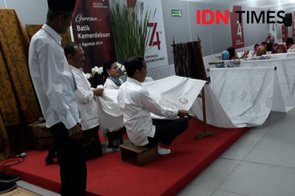 Jokowi dan Iriana Kompak Membatik Jelang HUT RI ke-74