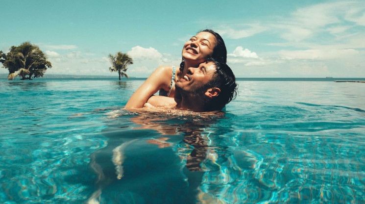 10 Pasangan Artis yang Berani Pose Berdua di Kolam Renang, Mesra Abis!
