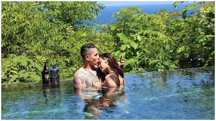 10 Pasangan Artis yang Berani Pose Berdua di Kolam Renang, Mesra Abis!