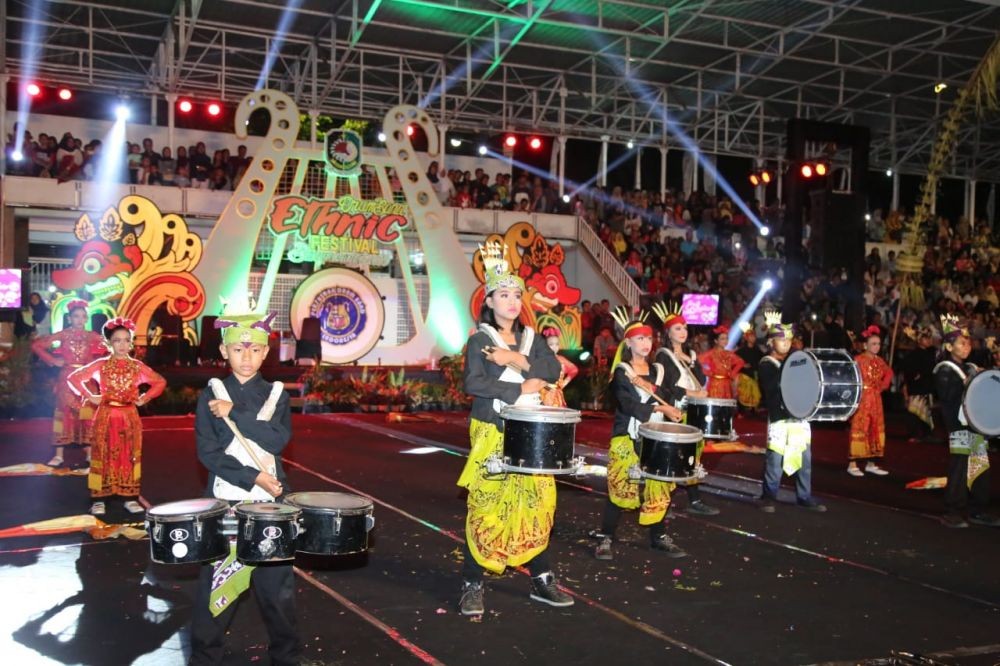 Festival Drumband Etnik Hibur Ratusan Penonton di Banyuwangi  