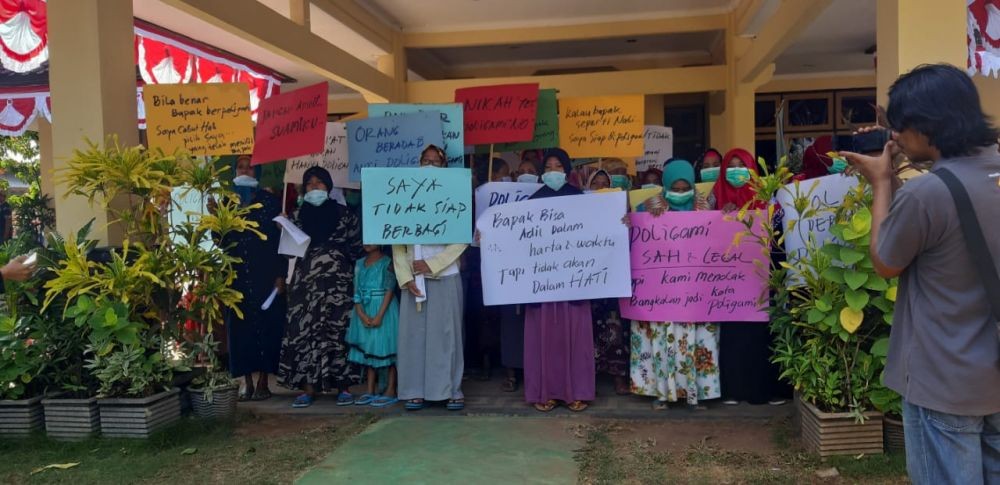 Isu Bupati Bangkalan Poligami, Puluhan Emak-emak Gelar Aksi Diam