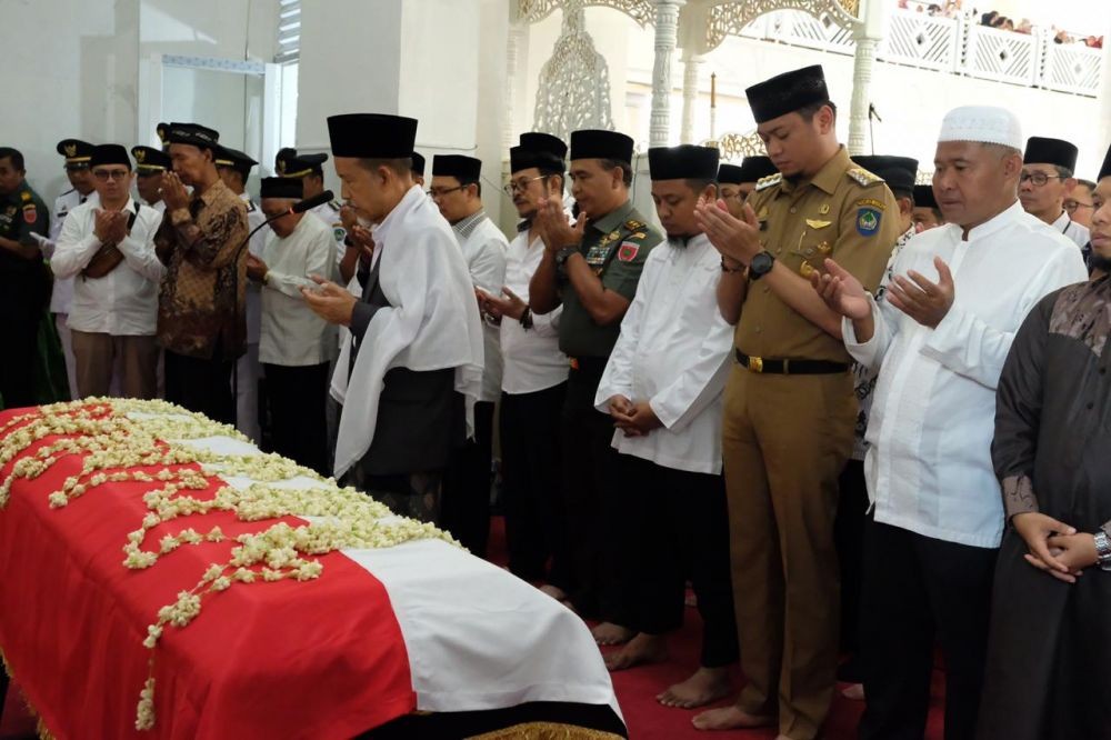 Sejumlah Tokoh Sulsel Hadiri Pemakaman Jenazah Ichsan Yasin Limpo