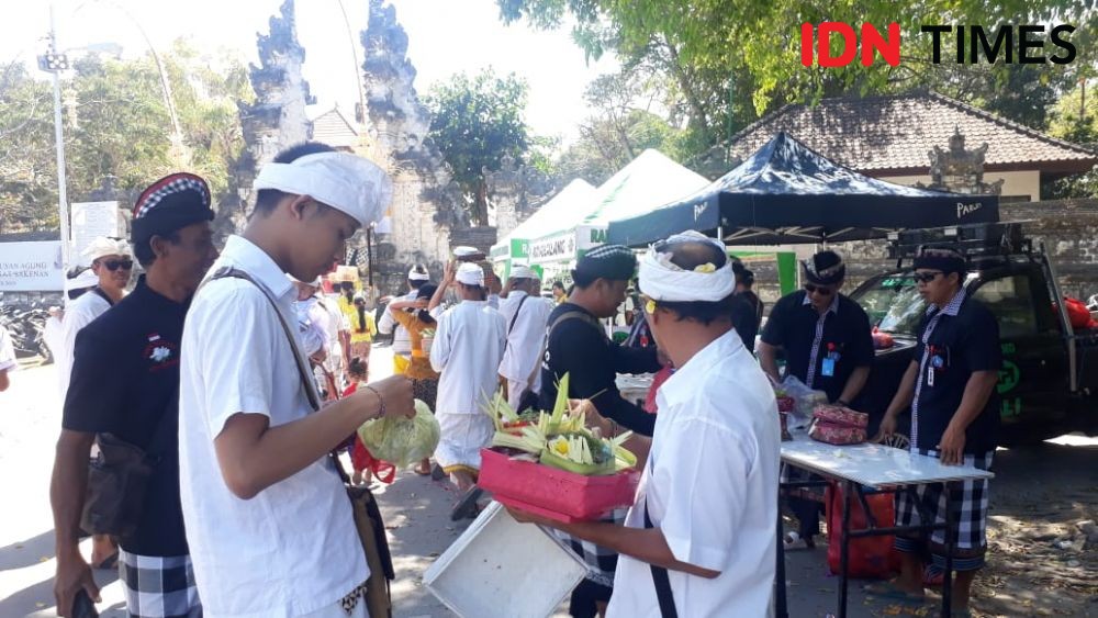 Pura Sakenan di Bali Larang Umat Hindu Pakai Kantong Plastik