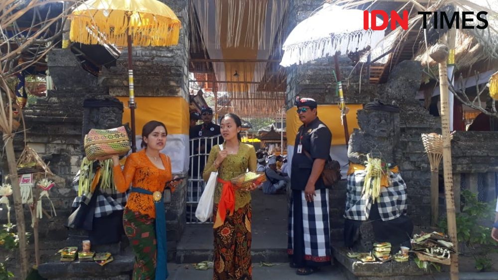 Pura Sakenan di Bali Larang Umat Hindu Pakai Kantong Plastik