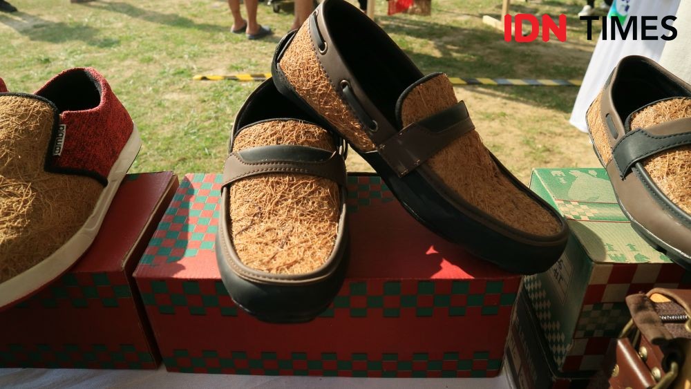 Produk Lokal Cambia, Febry Jadikan Sepatu dari Sabut Kelapa