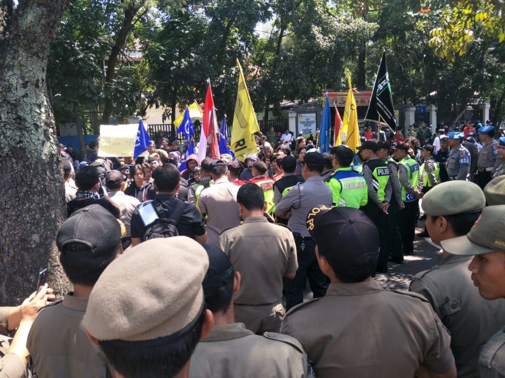 Pelantikan 50 Anggota DPRD Bandung Diwarnai Unjuk Rasa