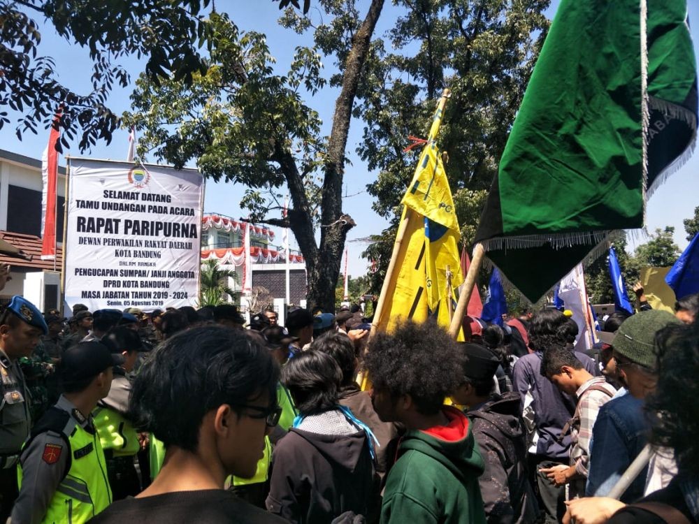 Pelantikan 50 Anggota DPRD Bandung Diwarnai Unjuk Rasa