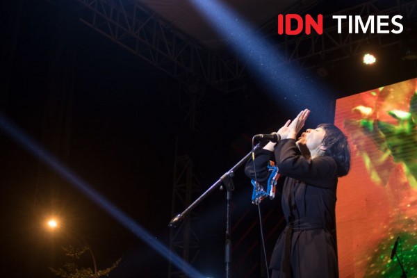 Menyimak Stars And Rabbit dan Magis Bernama Elda Suryani