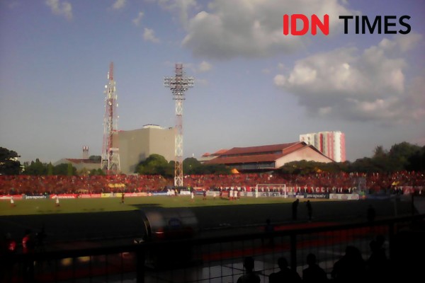 Suporter PSM Minta Ratu Tisha Pergi dari Stadion Mattoanging