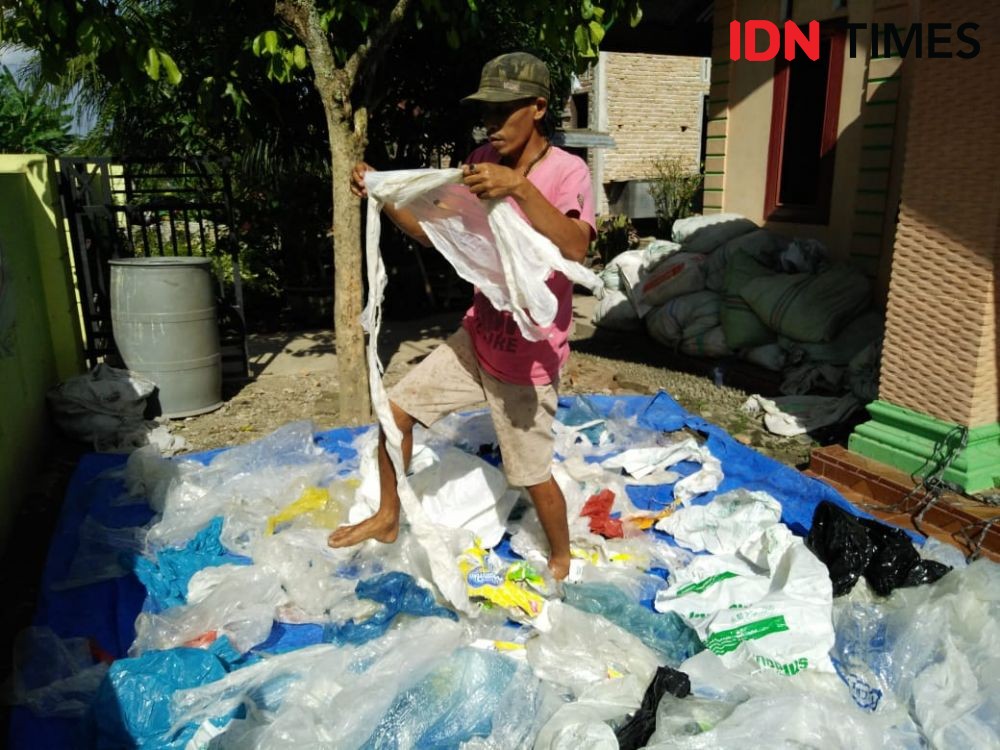 Kisah Abdul Hakim, Hidupi Keluarga dari Sampah Plastik