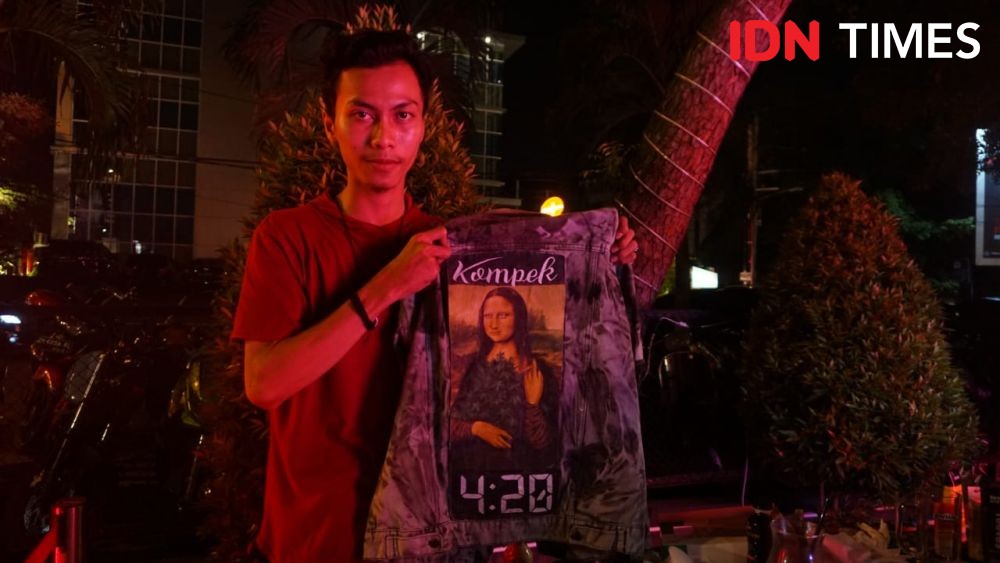 Tampil Beda dengan Jaket Denim Bermotif Lukisan Karya Cahyo Prayuda