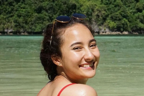 Lagi Dekat dengan Sule, 10 Gaya Liburan Naomi Zaskia yang Memesona