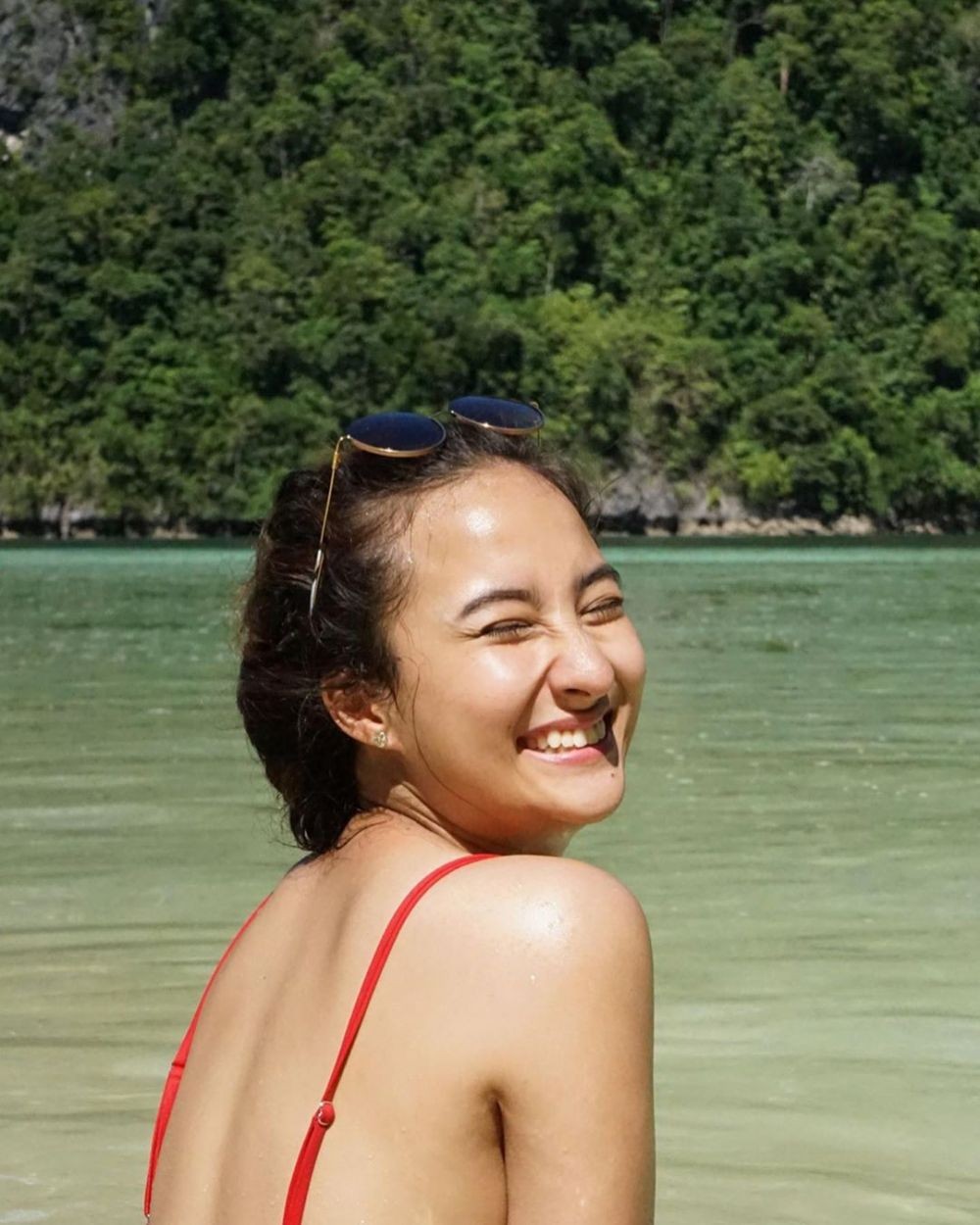 Liburan ke Pantai, Ini 10 Potret Memesona Naomi Zaskia Kekasih Sule