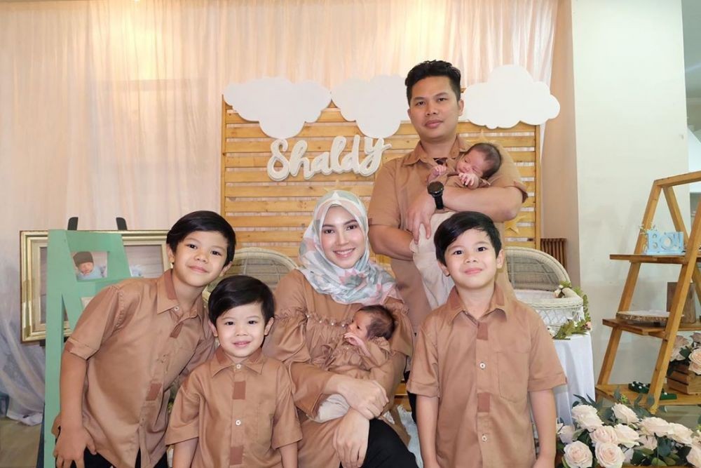 10 Potret Ratna Galih Ketika Merawat Kelima Buah Hati, Ibu Panutan!
