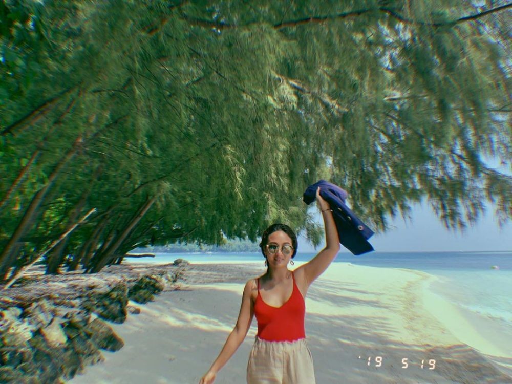 Liburan ke Pantai, Ini 10 Potret Memesona Naomi Zaskia Kekasih Sule