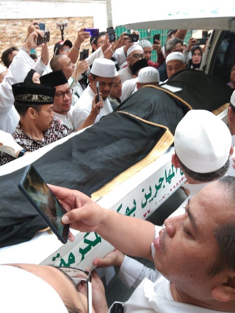 [FOTO] Suasana Pemakaman Mbah Moen di Mekkah yang Penuh Haru