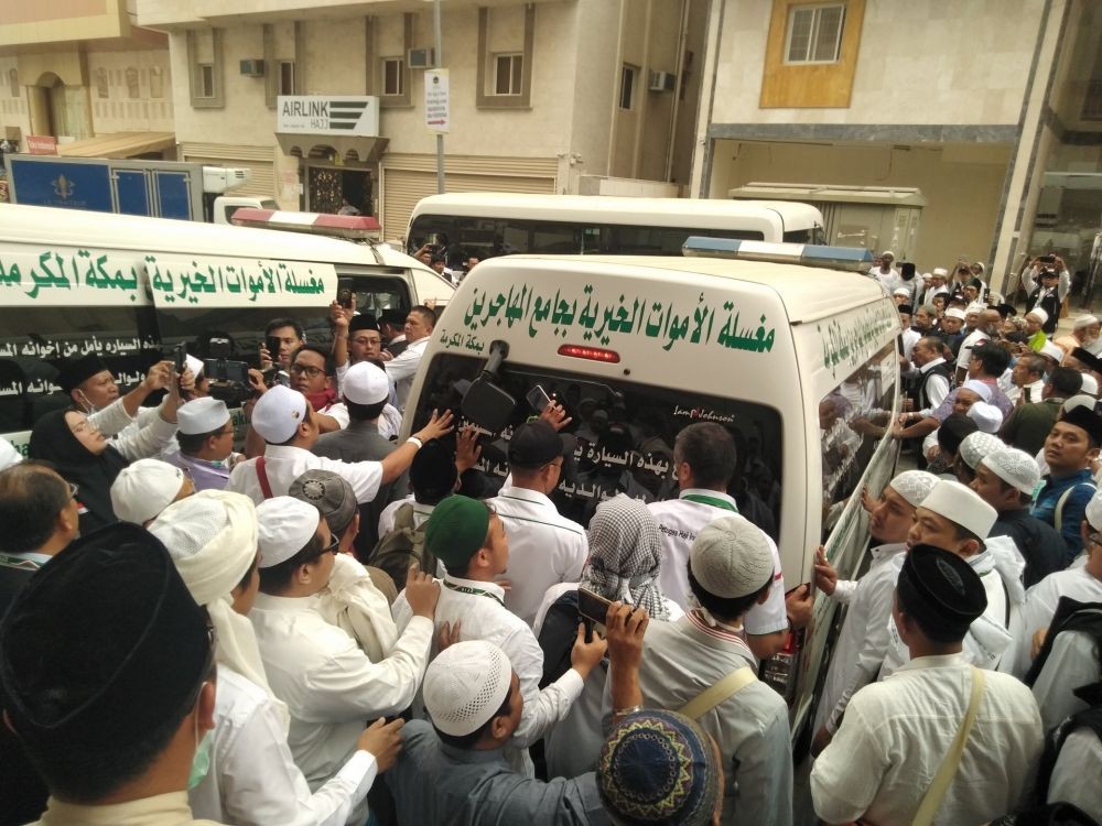 [FOTO] Suasana Pemakaman Mbah Moen di Mekkah yang Penuh Haru