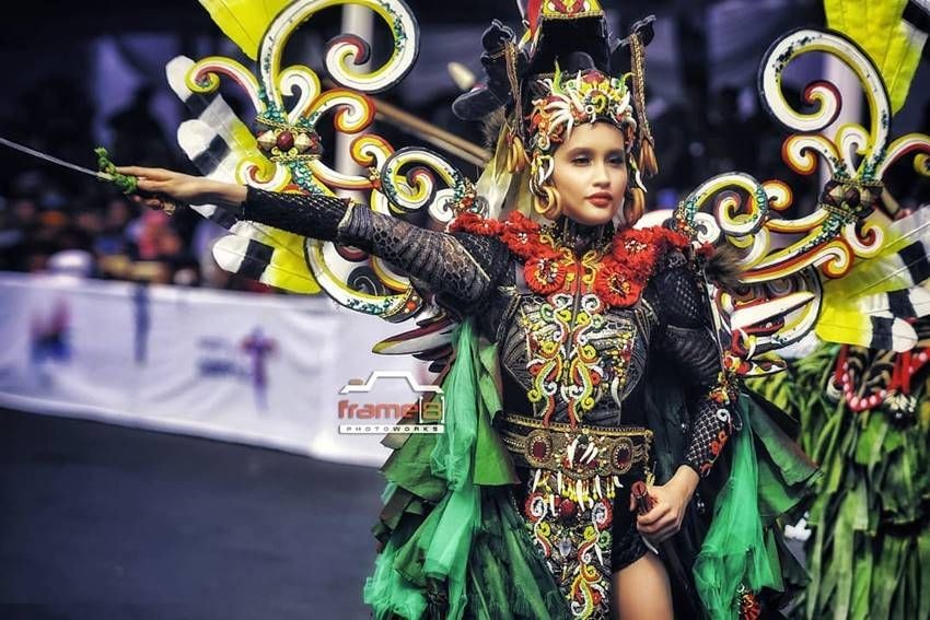 Curi Perhatian 10 Penampilan Cinta Laura Di Jember Fashion Carnaval