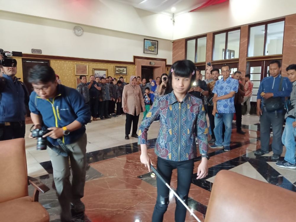 Risma Sambut Anak Disabilitas Surabaya yang Datang dari Liverpool