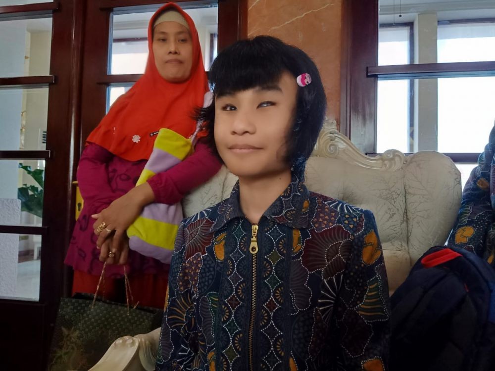 Risma Sambut Anak Disabilitas Surabaya yang Datang dari Liverpool