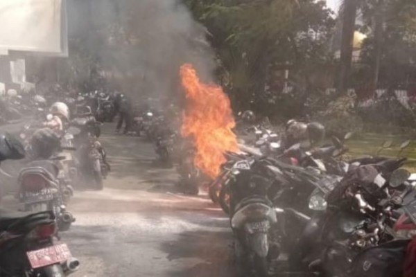 [BREAKING] Ledakan di Kemenlu Diduga Berasal dari Sepeda Motor