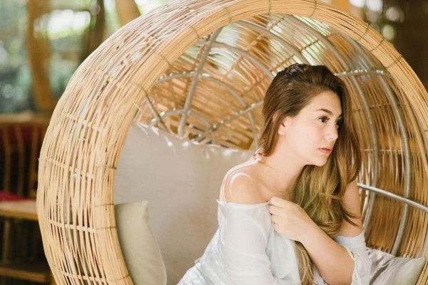 9 Inspirasi Rambut Panjang Bergelombang ala Celine Evangelista